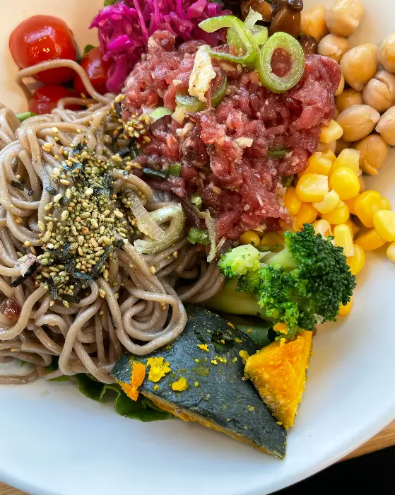 촘피의 보울 메뉴 상세 샷, 소바, 고기, 야채 등 다채로운 구성