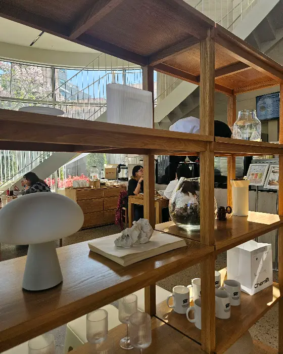 촘피 매장 내부 선반 진열대 모습