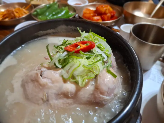 김이 모락모락 나는 삼계탕