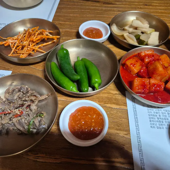 다양한 반찬과 쌈무, 깍두기