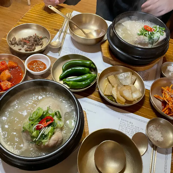 큼지막한 전복이 올라간 전복삼계탕