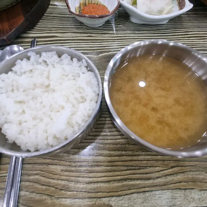 신선한 쌈 채소와 곁들임 반찬