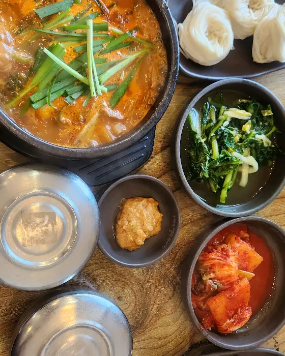 음식 차림 전체 사진