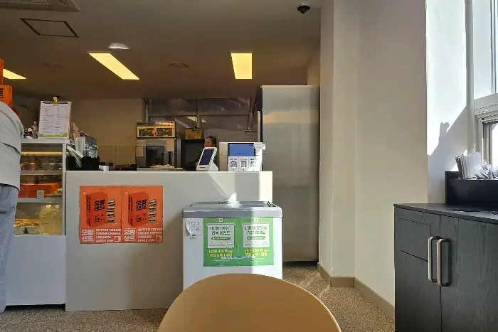 카페 내부 카운터 모습