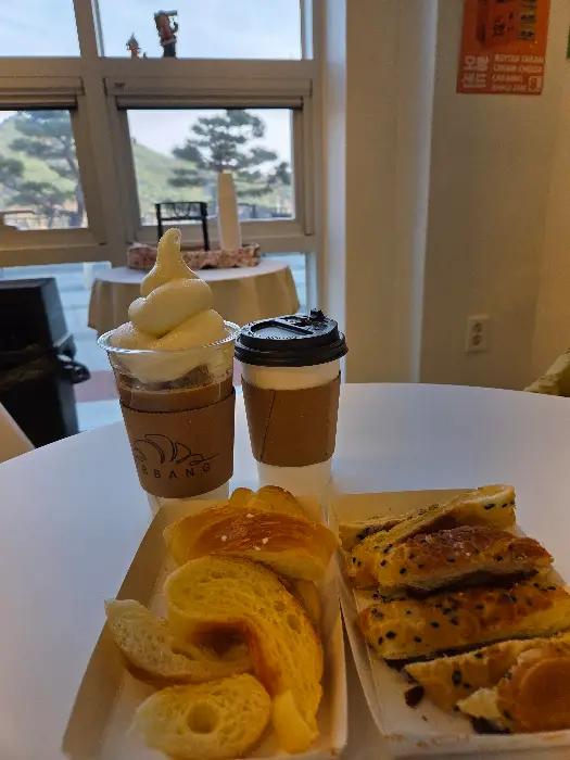 커피와 빵이 놓인 테이블 사진