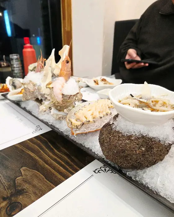 다양하게 차려진 음식들