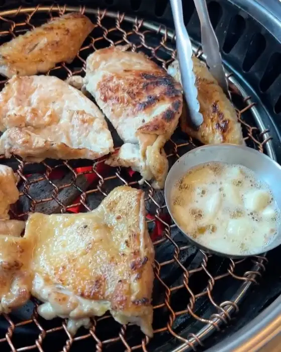 숯불 위에서 구워지는 닭고기