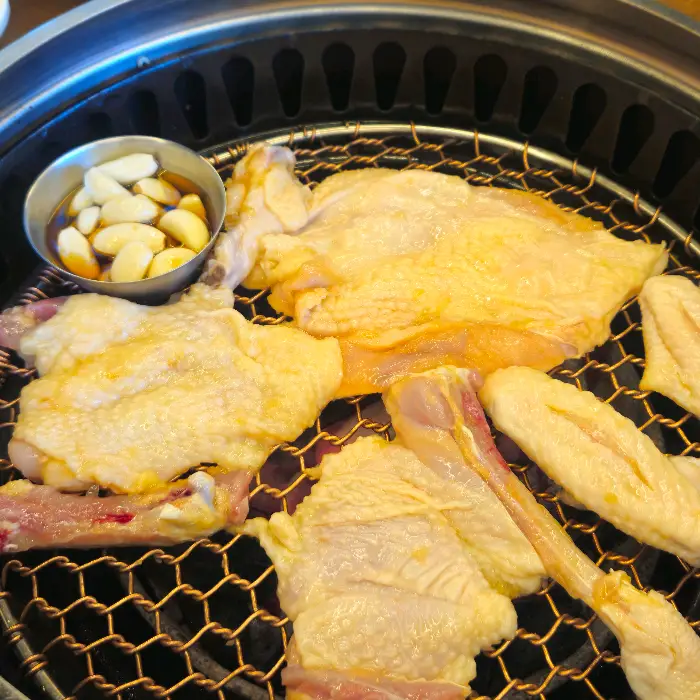 숯불 화로에 올릴 준비된 닭고기