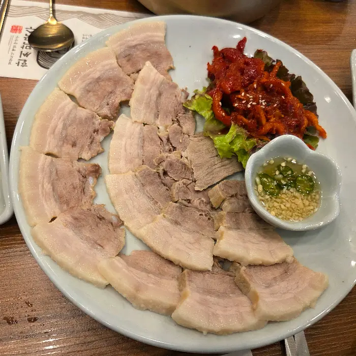 윤기가 흐르는 촉촉한 수육 한 접시