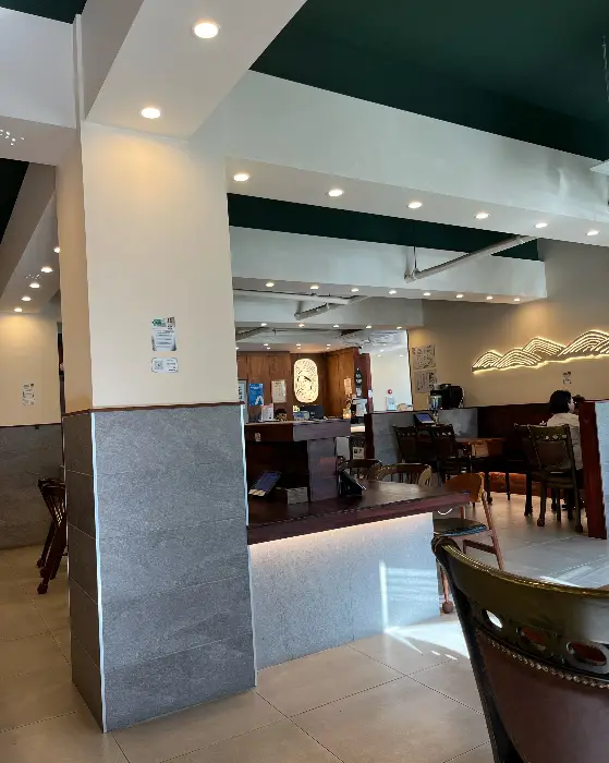 깔끔하게 정돈된 홀 내부 모습