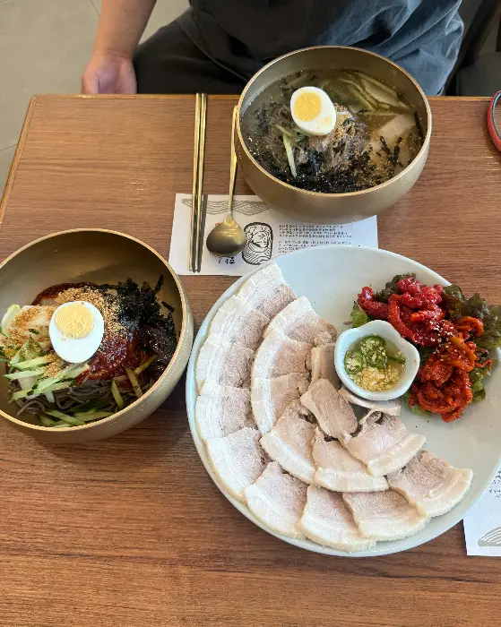 물막국수와 비빔막국수, 그리고 수육이 함께 나온 세트 메뉴