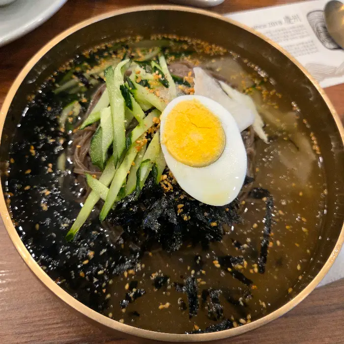 막국수와 함께 제공되는 곁들임 반찬들