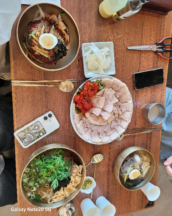 테이블 위에 차려진 다양한 메뉴 구성