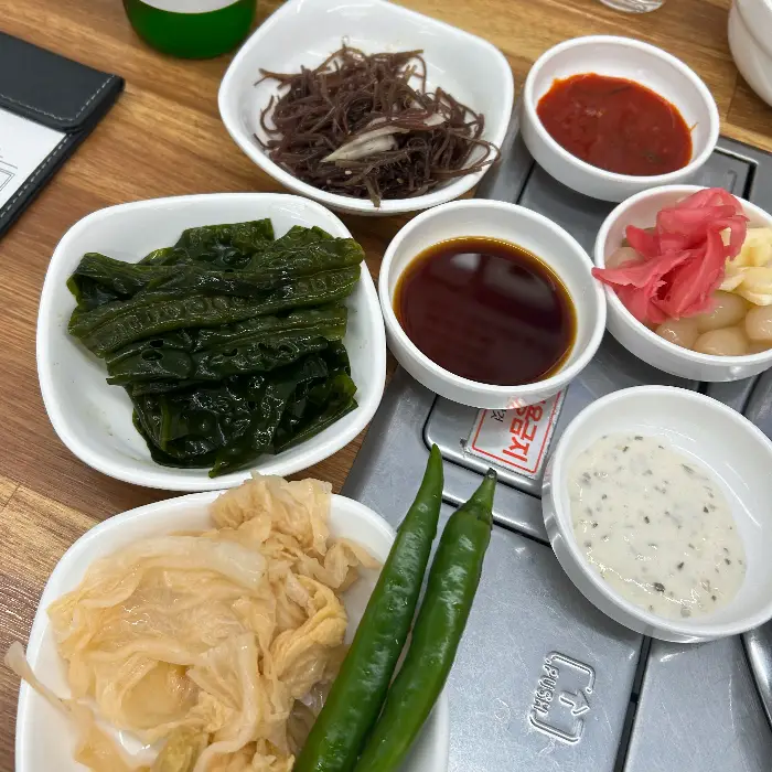 셀프바의 다양한 밑반찬