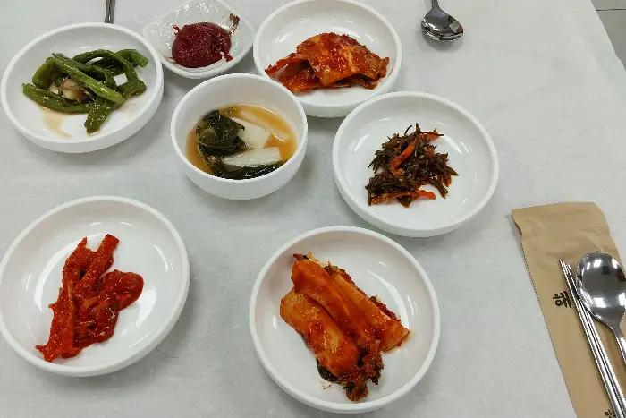 다양한 반찬이 담긴 백반정식 구성