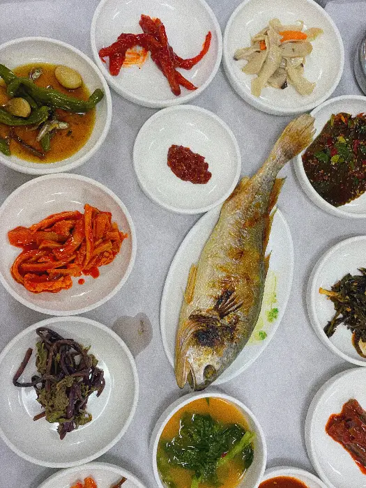 백반정식의 메인 요리인 조기구이와 여러 반찬들