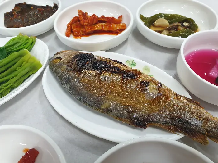 잘 구워진 조기구이와 함께 나온 반찬들