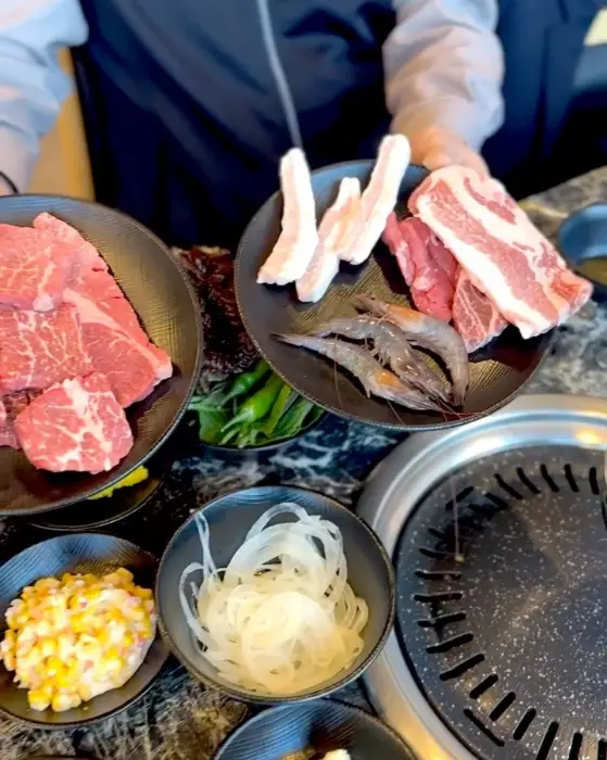 불판 위에서 맛있게 구워지고 있는 소고기