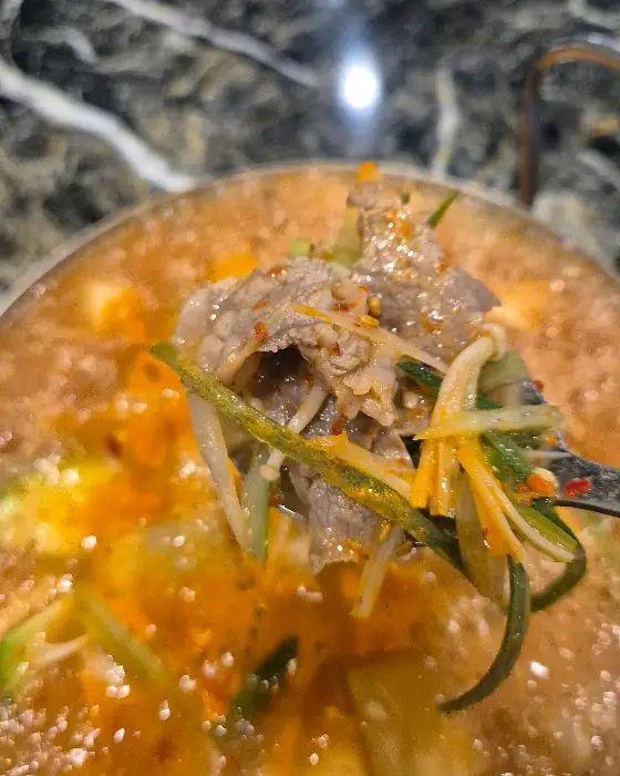 된장찌개에 밥을 비벼 먹는 모습