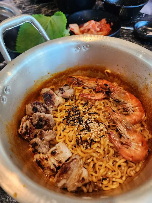 다양한 재료가 들어간 푸짐한 라면