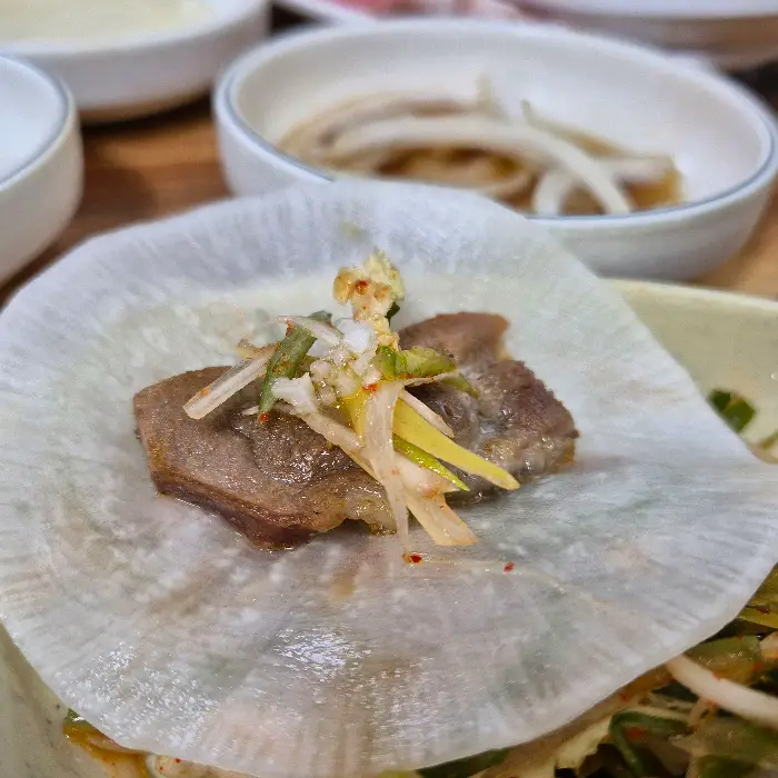 고기와 채소가 함께 나오는 음식 이미지