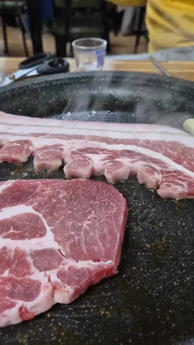 불판 위에 구워지고 있는 삼겹살 이미지