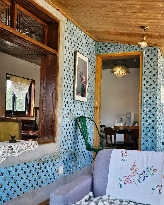 카페 내부의 한 공간, 벽에 액자가 걸려 있고 창밖 풍경이 보인다.