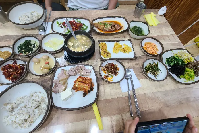 식탁 전체 모습