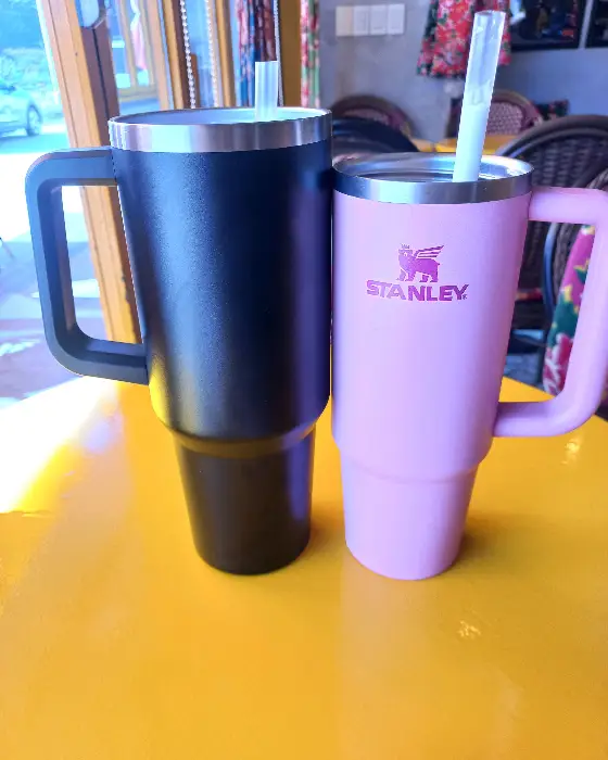 두 개의 큰 컵에 담긴 음료 모습