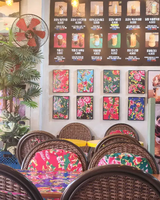 카페 메뉴판과 내부 모습