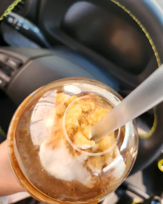 컵에 담긴 음료의 클로즈업 사진