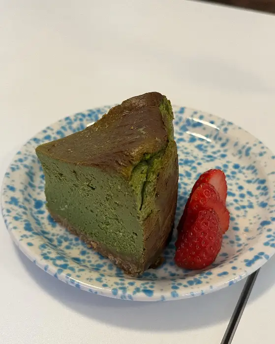 말차 치즈케이크와 딸기 조각