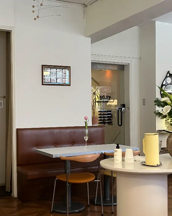 갈색 가죽 소파와 테이블이 있는 좌석 공간