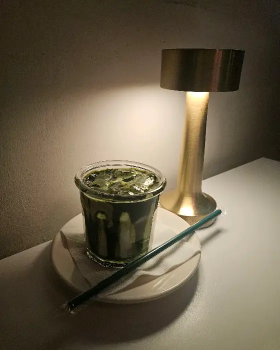 진열된 다양한 종류의 술병