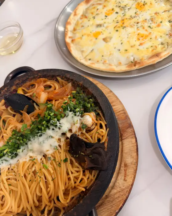 바삭하게 구워진 식전 빵 위에 토핑이 올라간 브루스케타