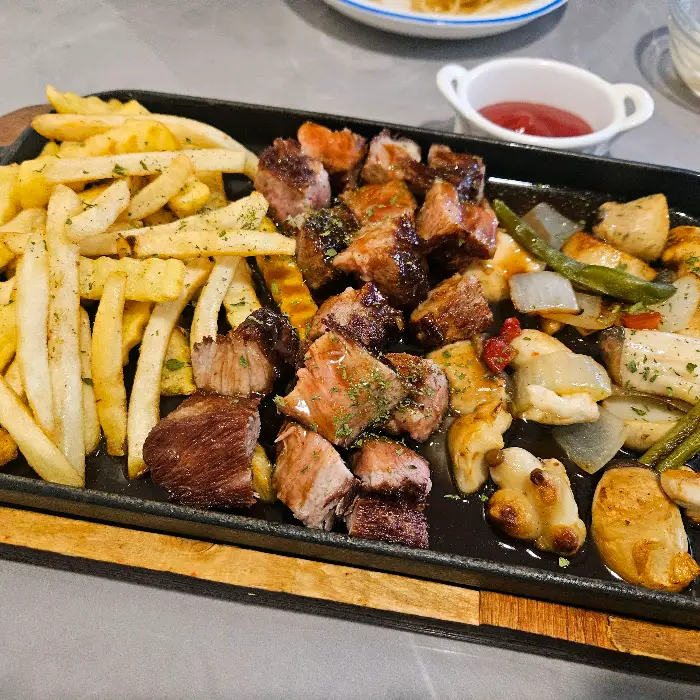 푸짐하게 담겨 나온 불장난 파스타와 감자튀김