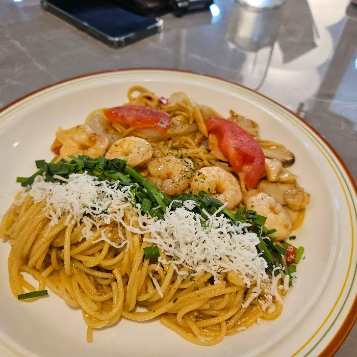 신선한 해산물과 채소가 듬뿍 올라간 파스타