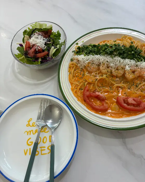 크림소스 베이스의 파스타와 곁들여 나온 샐러드