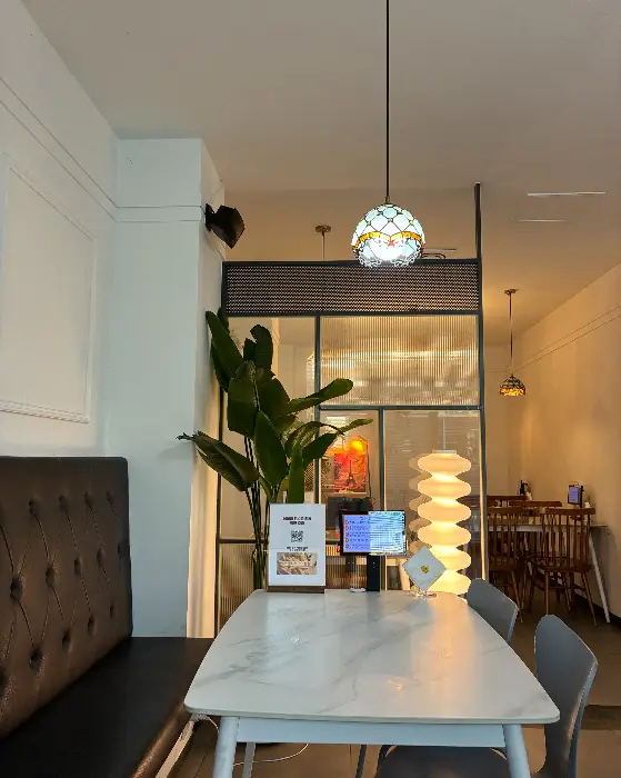 식탁에 놓인 조명과 메뉴판, 그리고 파스타 접시