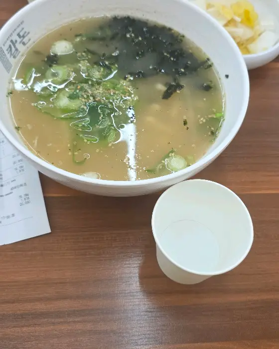 김가루와 파가 고명으로 올라간 따뜻한 칼국수