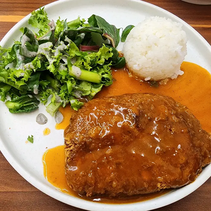 푸짐한 돈까스와 샐러드, 밥이 함께 나온 접시