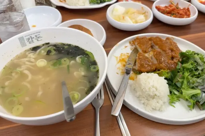 김치가 담긴 반찬 그릇