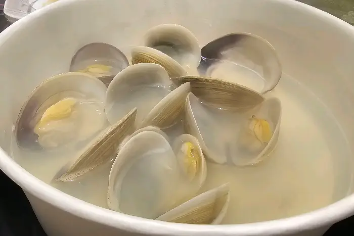 신선한 조개들이 맑은 국물 속에 담겨 있습니다.