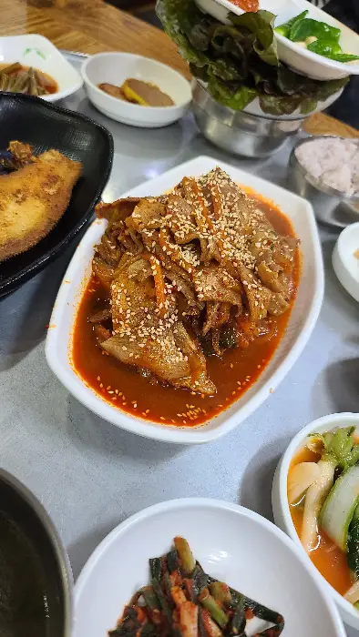 물회에 들어간 신선한 재료들