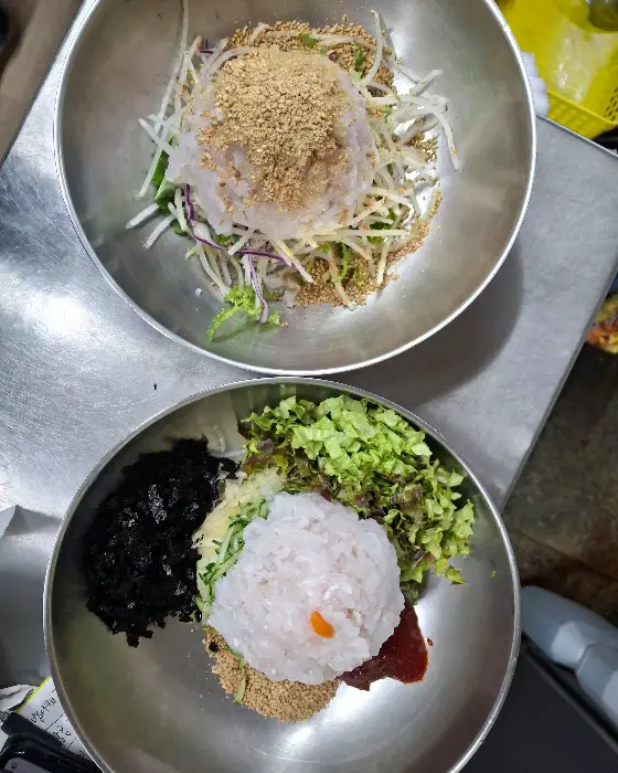 푸짐하게 담긴 물회 한 그릇