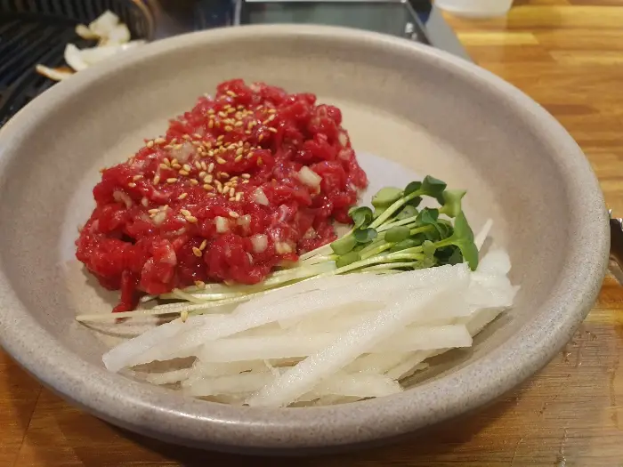 한 테이블에 둘러앉아 식사하는 모습