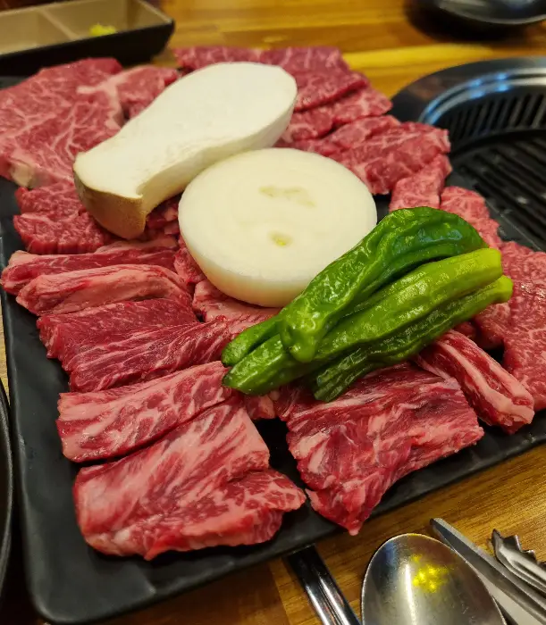 두툼한 소고기 덩어리들