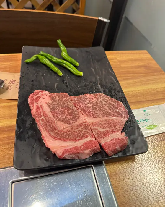 육회 조각과 파프리카, 양파가 곁들여진 단품 메뉴