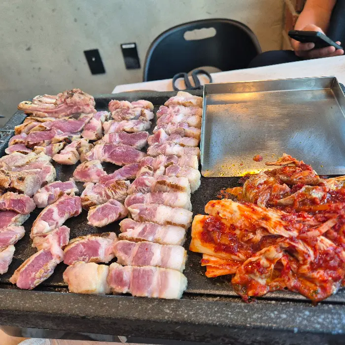 불판 위 고기와 김치