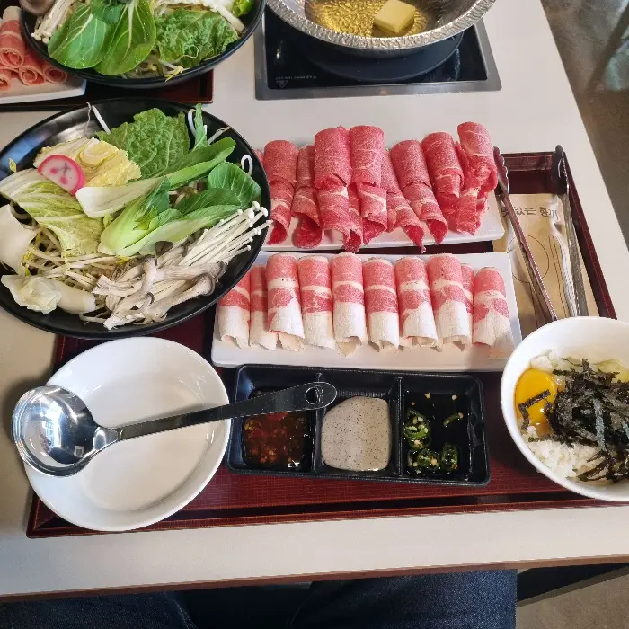 신선하고 붉은 빛깔의 샤브샤브용 고기 롤